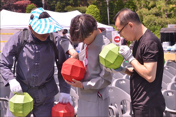 불기2560(2016)년 연등회 연등행렬  연등 완성하기