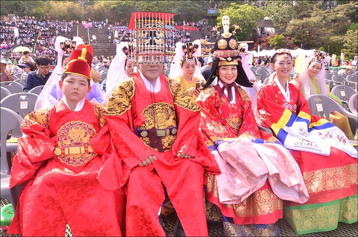 불기2560(2016)년 연등회 연등행렬 왕, 왕비 세자 공주